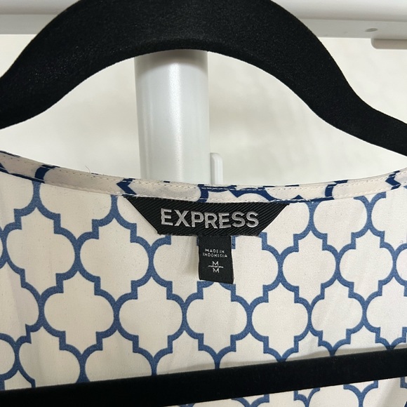 Express Nursing + Pumping Friendly Top in Blue and White Pattern, Size Medium - Picture 2 of 3